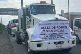 Con pancartas contra la inseguridad, transportistas se sumaron al paro nacional sobre la carretera federal 57, en los límites de Monclova y Castaños.