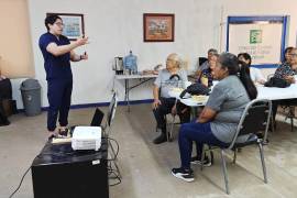 Especialista imparte plática sobre control de la diabetes y uso de medicamentos durante sesión informativa del programa.