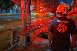 Un hombre de 36 años cayó en una alcantarilla abierta de 1.20 metros en el centro de Monterrey; fue rescatado y trasladado para recibir atención médica.
