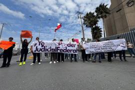 Unos 30 empleados protestan en Saltillo contra la reforma judicial, cerrando las calles Nazario Ortiz Garza y José Musa de León.