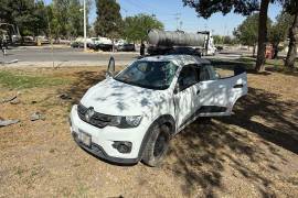 El Renault impactado por el tráiler perdió el control y se subió a la jardinera, derribando una luminaria.