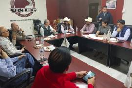 La Unión Norte de Engordadores de Ganado se sumó a las denuncias por la presencia de grupos ajenos que buscan controlar ilegalmente la distribución de insumos y el mercado agropecuario en La Laguna, afectando la operación de corrales y el libre comercio en la región.