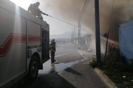 Bomberos de Ramos Arizpe trabajaron para controlar el incendio registrado en el patio de la vivienda.