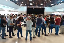 Personas de todas las edades acudieron al Casino Monclova, buscando un trabajo.