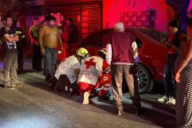 Paramédicos de la Cruz Roja atendieron a la menor lesionada antes de trasladarla a la Clínica 1 del IMSS.