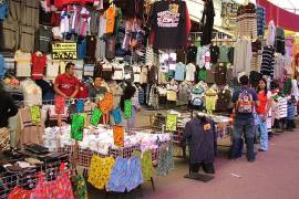 El SAT acordó realizar visitas a mercados y tianguis para presentar las ventajas del régimen formal.