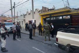 Elementos de la Guardia Nacional y Marina resguardan el perímetro durante el cateo.