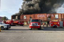 Bomberos de Torreón trabajaron para controlar el incendio registrado en un terreno comercial.