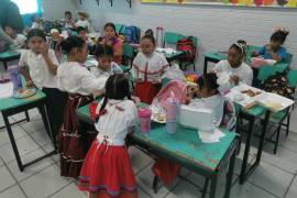 Padres y alumnos colaboraron para representar a cada estado con comida y trajes tradicionales.