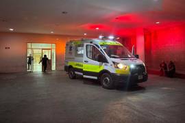 Paramédicos trasladan al lesionado al Hospital General tras ser atropellado por un motociclista que se dio a la fuga.