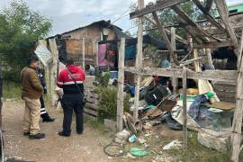 Personal revisa viviendas en la ampliación 21 de Marzo para reforzar su protección contra el frío.