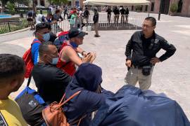 Grupo de migrantes se manifiesta enfrente de Palacio de Gobierno de Coahuila; exigen transporte seguro rumbo a la frontera