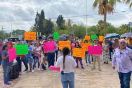 Manifestantes reclamaron entre pancartas y consignas por servicios básicos en crisis.