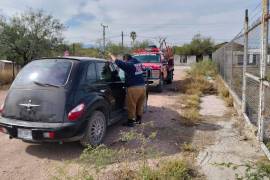 Elementos de Protección Civil y Bomberos de Palaú rescataron a la niña atrapada en un vehículo frente a la escuela Cuauhtémoc.