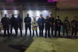 Agentes de la Fiscalía General del Estado durante el cateo en la Zona Centro de Monclova, donde se aseguraron bolsas con droga y básculas grameras.