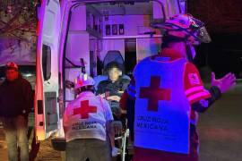 El joven motociclista fue trasladado a la clínica 82 del IMSS tras el impacto.