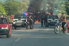 En medio de los enfrentamientos quedaron varios vehículos y un autobús de pasajeros, en el poblado de Charapendo, en el municipio de Gabriel Zamora, Michoacán