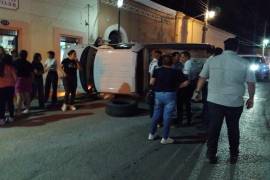 La unidad afectada se arrastró varios metros antes de volcar sobre la vialidad.