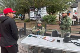 Poca afluencia se ve en el módulo de reclutamiento instalado en la plaza principal de Monclova para captar aspirantes.