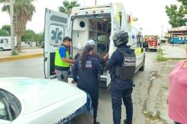 Mientras esperaba un taxi, la víctima fue sorprendida por dos hombres en una motocicleta roja Italika que lo interceptaron.