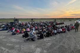Agentes de la Patrulla Fronteriza asignados a la Estación Eagle Pass del Sector Del Rio detuvieron a 976 indocumentados, que iban en seis grandes grupos de migrantes en un período de 36 horas, el 16 y 17 de mayo, poco después de que ingresaron ilegalmente a los Estados Unidos.