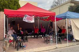 Trabajadores del IMSS mantienen un plantón permanente frente al recinto sindical en Saltillo para exigir cambios en la dirigencia nacional y revisar los acuerdos contractuales.