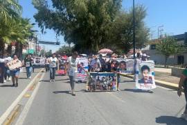 Familias marcharon por el Paseo Colón con fichas e imágenes de sus seres queridos desaparecidos.