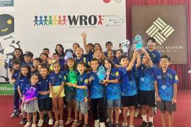 Los pequeños ingenieros muestran los robots que ellos mismos diseñan y programan.