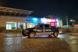 El taxista fue trasladado al Hospital Rural “El Ixtlero” tras recibir una herida punzo cortante.