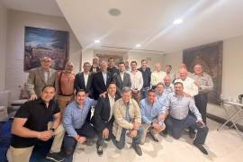 Carlos Ulises Orta Canales —abajo y al centro— rindió protesta como presidente del Club Rotario Saltillo de Valle Arizpe para el periodo 2026-2027, durante la ceremonia de cambio de mesa directiva.