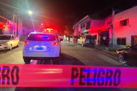 Elementos de la Policía Municipal acordonaron el área en el cruce de las calles Reforma y Pedro Aranda, en la colonia Bellavista, donde un hombre perdió la vida tras ser atacado con un arma blanca durante una riña registrada la noche del viernes.