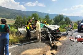 Bomberos y paramédicos utilizaron herramienta hidráulica para rescatar a los ocupantes lesionados del Volkswagen Bora.