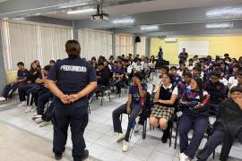 Estudiantes, docentes y padres de familia recibirán capacitación sobre redes sociales, acoso escolar, adicciones y otros temas preventivos.