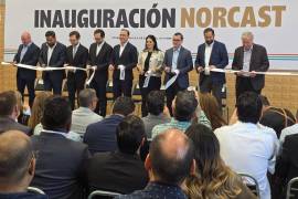 El gobernador Manolo Jiménez Salinas cortó el listón inaugural de la planta Norcast en Torreón.