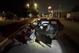 El Suzuki Swift quedó atravesado tras girar 180 grados por el impacto.