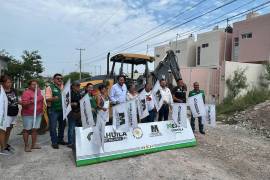 Carlos Villarreal Pérez dio el banderazo de inicio a la pavimentación de la calle Alamillos, en la colonia El Roble.
