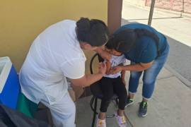 Personal del IMSS aplica vacunas a menores en módulos instalados en espacios públicos como parte de la jornada estatal.