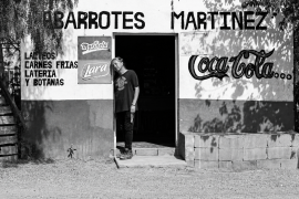 La vida de Tivo no cabe en una sola palabra: tienda, campo, familia, marchas, ganado y memoria. Nació el 6 de septiembre de 1980 y en el rancho casi nadie le dice Primitivo: le dicen Tivo.