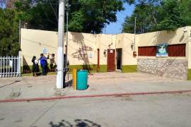 Migrantes descansan en el patio de la Casa del Migrante Frontera Digna, en espera de definir su situación.