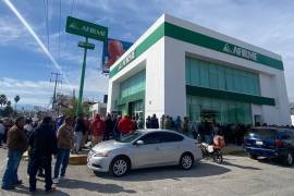 Trabajadores del municipio de Monclova forman largas filas afuera del Banco Afirme para cobrar su quincena.