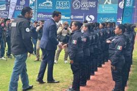 El Fiscal General, Federico Fernández Montañez, pasa revista a los cuerpos policiacos durante el acto realizado en el Estadio Kickapoo Lucky Eagle.
