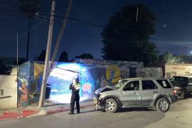 El impacto derribó un poste de concreto y causó daños en la fachada del establecimiento.