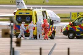 Personal médico escolta a los pacientes evacuados del crucero MV Hondius en Ámsterdam, Países Bajos, el 6 de mayo de 2026.