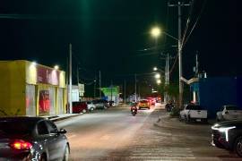 Instalan nuevas luminarias en la avenida Venezuela de Torreón, Coahuila.