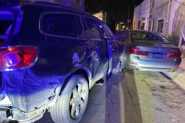 El conductor de una camioneta Buick Enclave perdió el control de la unidad e impactó un automóvil BMW que se encontraba correctamente estacionado en calles del centro de Saltillo.