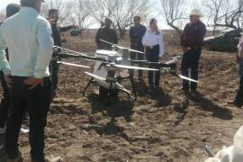 Productores agropecuarios de la región presenciaron una demostración de drones agrícolas capaces de realizar labores de siembra, fertilización y fumigación.