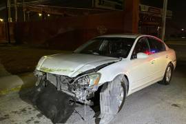 El Nissan Altima fue localizado a unos metros del accidente tras seguir un rastro de aceite.