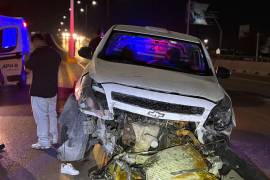 La camioneta Chevrolet Tornado terminó sobre el camellón tras impactarse contra la ballena vehicular.