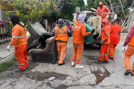 Personal de Servicios Públicos carga muebles viejos y objetos en desuso durante la jornada de descacharre.