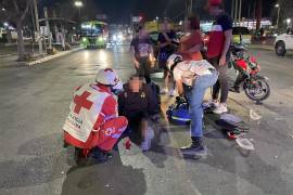 Paramédicos de la Cruz Roja auxiliaron al motociclista, quien sufrió heridas en ambas piernas tras el impacto.